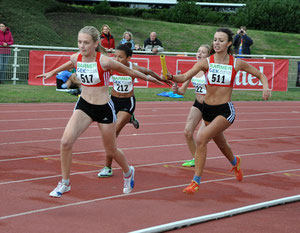 4x100m der weiblichen U16: Jovana Obradovic (Start-Nr. 511) wechselt auf Jane Bölting.
