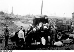 Abtransport von "Ostarbeitern" mit LKW zur Bahnstation, Juni 1942, Foto: Rabenberger, Bundesarchiv, Bild 183-B25444 / CC-BY-SA, Lizenz:  Creative Commons Attribution-Share Alike 3.0 Germany