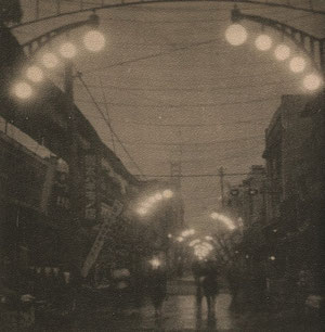 昭和10年(1935年)鈴蘭燈が灯る風景。左手遠方に4階建ての一丸デパートが見える(著者所収)
