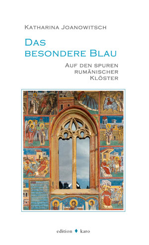 Auf dem Cover von "Das besondere Blau" ist eine verzierte Wand mit Fenster, durch das man den bewölkten Himmel sieht.