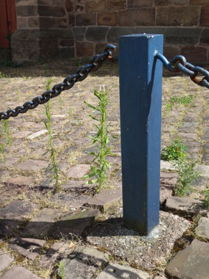Bild eines alten Kirchplatz-Pfostens.