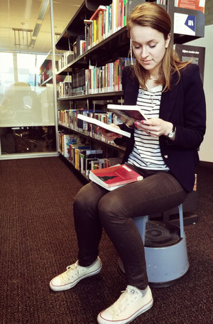 Lysanne kiest boeken.