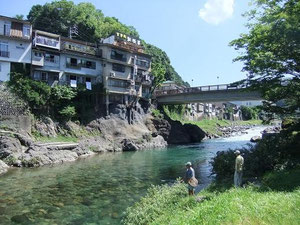 吉田川の清流と新橋