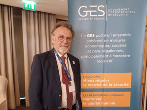 Paul CHARLES, président de Canidea devant le kakemono du GES