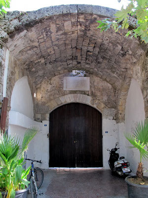 Остатки стены караван-сарая (постоялого двора) основанного тем самым Сулейманом Великолепным. Сейчас у этих ворот расположено кафе