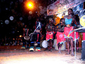 Atelier Djignaba bietet Tanz- und Trommelseminare mit einheimischen Künstlern  an.