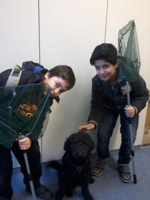 Sajad und Yusuf mit Schulhund Enno