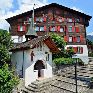 Tellskapelle Bürglen, im Hintergrund das Tell Hotel