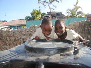Sarah und Anna freut es, dass sich der Tank mit Wasser fuellt.