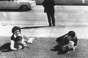 Bill Newman et sa femme Gayle protégeant leurs deux enfants.