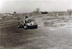 Intrépido piloto de época en Kart modelo Pony