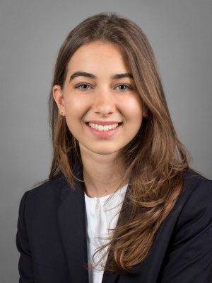 Junge Frau mit professionellem Bewerbungsfoto für Ausbildung oder Studium in Stuttgart, aufgenommen im Fotostudio vor neutralem Hintergrund.