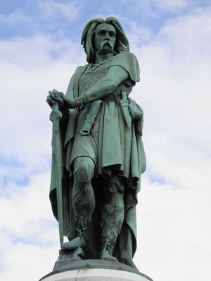  Statue en cuivre du sculpteur Aimé Millet, qui domine le village d'Alise-Sainte-Reine (Côte-d'Or) en Bourgogne-Franche-Comté depuis 1865, du haut du mont Auxois, site de l'oppidum gaulois d'Alésia, 