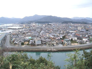 王子山より仙崎港を臨む　（wikipediaから）