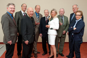 Die Gesellschafter und Geschäftsführer: v.l.n.r. Ing. Günter Neumann, DI Karl Neumann, DI Helmut Neumann, DI Georg Neumann, Dr. Werner Schreckeneder, Mag. Doris Schreckeneder, DI Bernd Neumann, KommRat DI Jochen Döderlein, Univ. Doz. Dr. Eva Alram