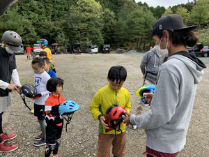 ヘルメットにYANS先生のサインをもらうキッズたち