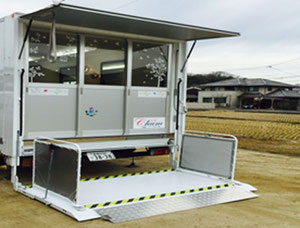 ストレッチャーも乗り入れできる電動大型リフト