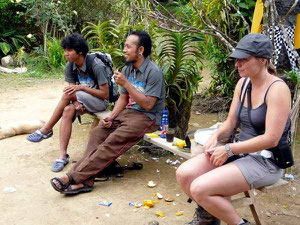 Touristen und Guide beim Rasten