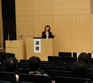 講演 : 信田理事長