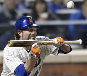 Nella foto R.A. Dikey, ex lanciatore dei Mets che tenta un bunt