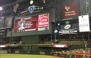 Lo schermo al Chase Field con la dedica di Buon Compleanno