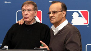 Joe Torre (dx) e il commissioner Bud Selig (sx) (AP Photo/Marcio Jose Sanchez)