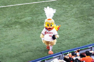 Osamu Shimano negli abiti della mascotte degli Orix Bravie