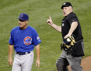 Nella foto l'arbitro Bob Davidson espelle Mike Quade manager dei Chicago Cubs