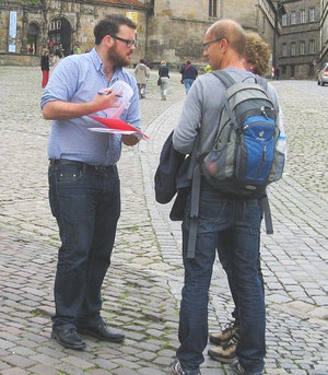 Interviewer der AfeB bei Strasseninterviews mit Passanten auf dem Bamberger Domberg (Foto: AfeB/ 2014)