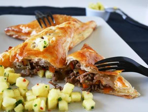 Fleisch-Gemüse-Tascherl / Ananas-Chili-Salsa