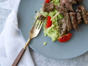 Gegrillte Rinderspieße mit Avocadopüree