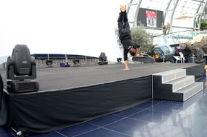 One.Armed Handstand, Guenter Mokulys, Red Bull Hanger 7.