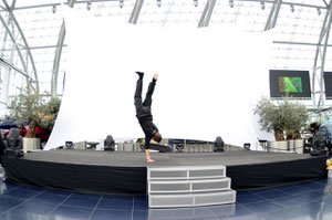 One-Armed Handstand, Guenter Mokulys, Red Bull Hanger 7.