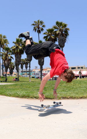 Handstand-Kickflip. www.skateboardbusiness.de