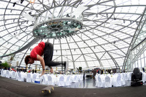 Handstand Kickflip, Guenter Mokulys, Red Bull Hanger 7.