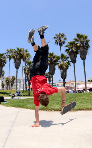 One-Armed-Handstand. www.skateboardbusiness.de