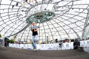 Crossfoot Pogo-Jonglage, Eddie Haak, Red Bull Hanger 7.