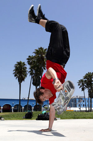 One-Armed-Handstand. www.skateboardbusiness.de
