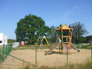 Cäcilieneiche mit Spielplatz