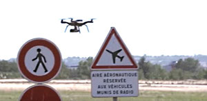Drone survolant une piste d'aéroport