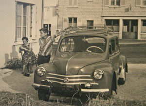 4CV Renault dotée d'une galerie