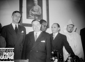 En 1954, inauguration à la gare de Lyon d'un bureau d'accueil pour les travailleurs en provenance d'Afrique du Nord