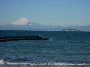 葉山・森戸海岸前にあります