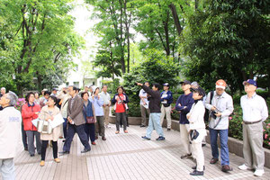 牧野造園、菅沼氏の説明に耳を傾ける参加者の皆さん
