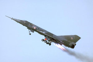 Un Dassault Mirage IV décollant avec 12 JATO en 1997.