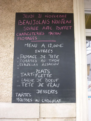 un menu ecrit à la craie sur un tableau noir:ça sens bon la cuisine de grand mère