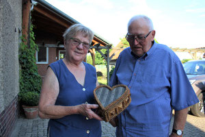 Luise und Heinrich Volkewien erinnern sich aus ihren Kindertagen an das Lager im Rehburger Forst. Das Nähkästchen von Lise Volkewien hat ein russischer Kriegsgefangener angefertigt. 