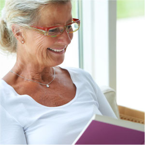 Frau mit Brille liest Buch
