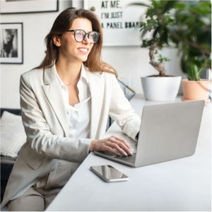 Frau mit Brille am Laptop