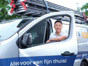 monteur zonwering, monteur, bus, blije medewerker